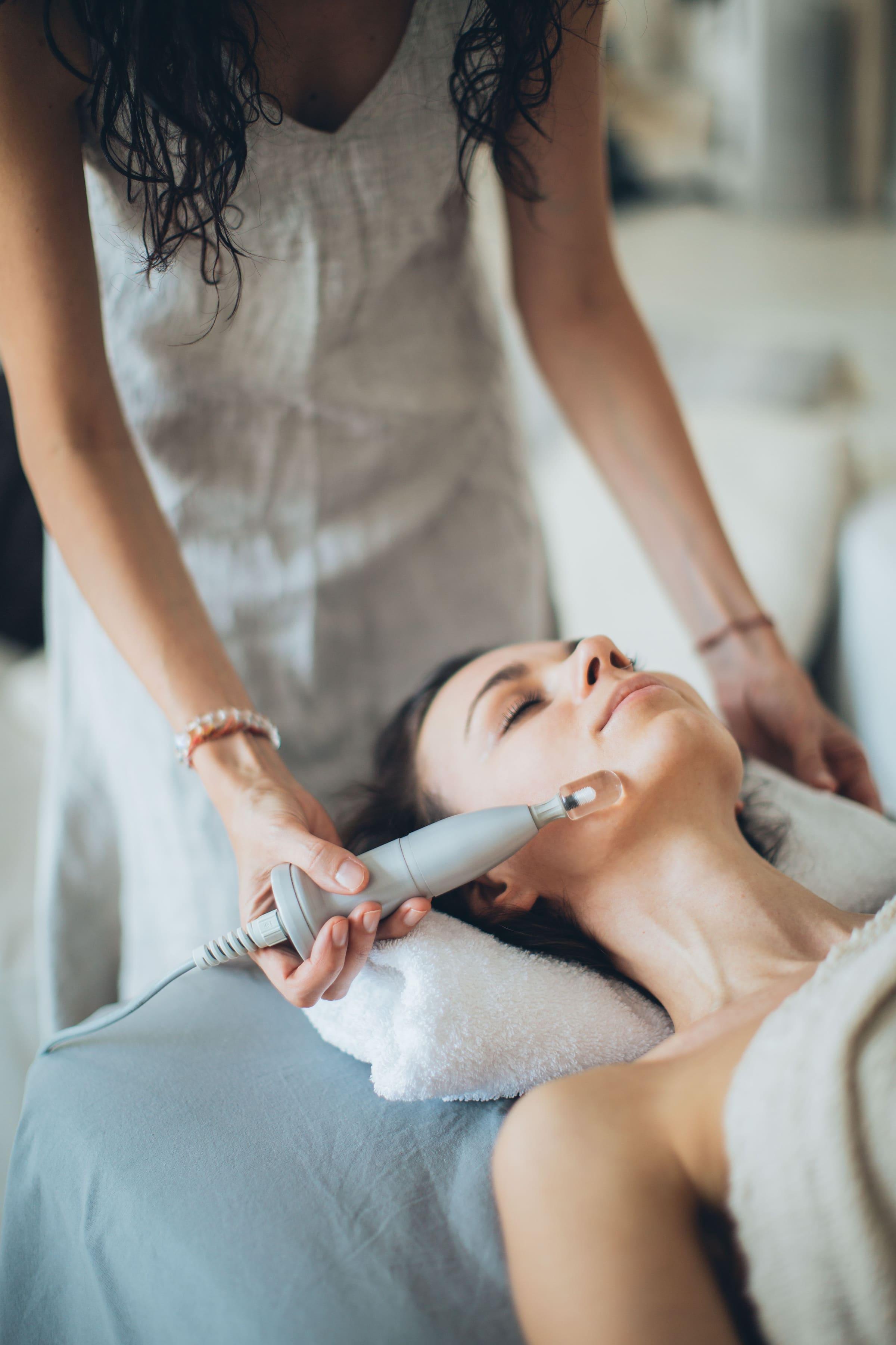 Procedimento estético facial realizado com cuidado médico na RENOVE Dermatologia, Brasília